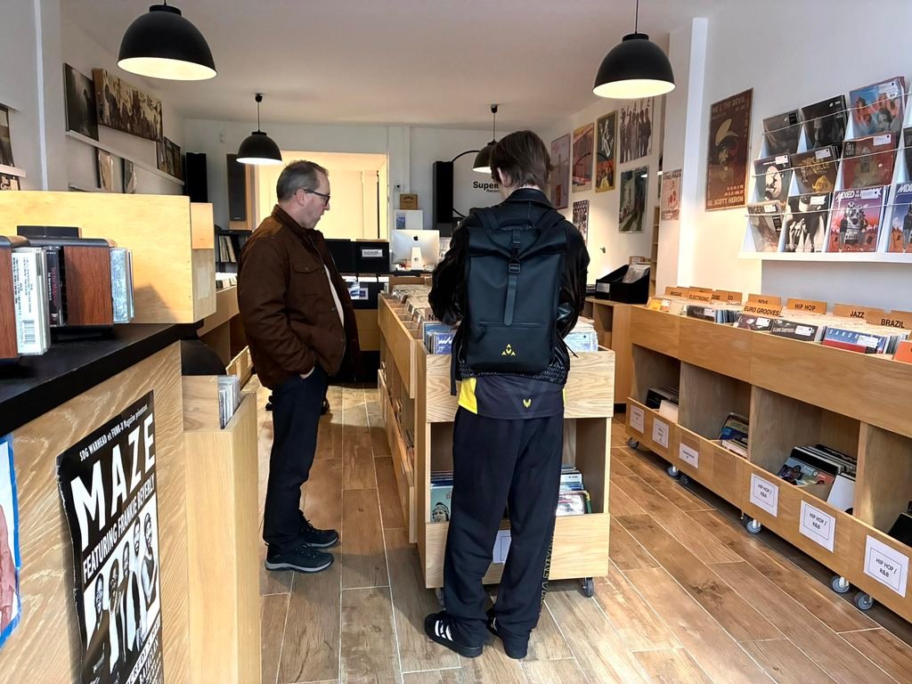 l'intérieur de Superfly Records, octobre 2026